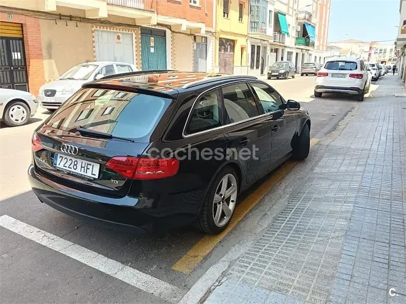 Usado Audi A4 136 CV (100 kW) 2011 Negro Familiar
