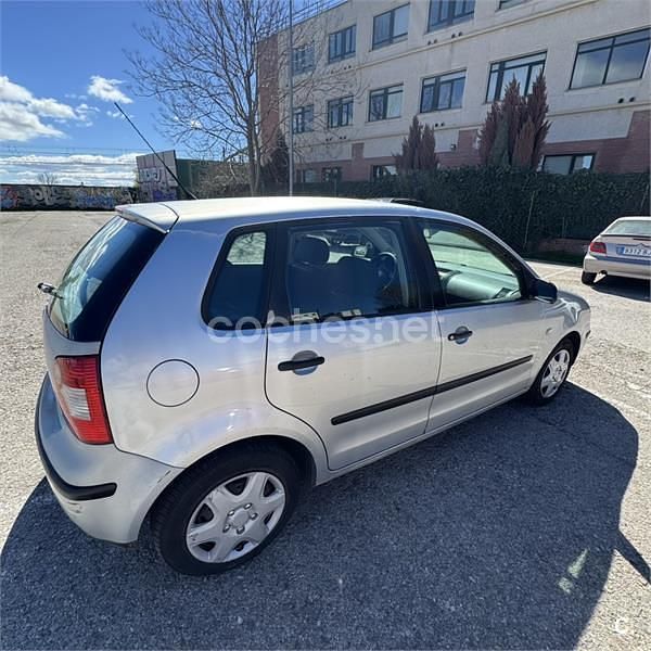 Usado VW Polo Conceptline 55 CV (40 kW) 2002 Gris / plata Berlina