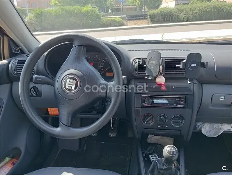 Usado Seat Toledo Stella 100 CV (73 kW) 1999 Granate Berlina