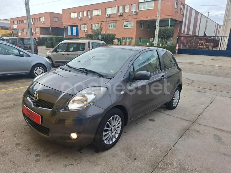 Gris / plata Usado 2010 Toyota Yaris Berlina | 6200 € (Precio justo) - Imagen 1/4