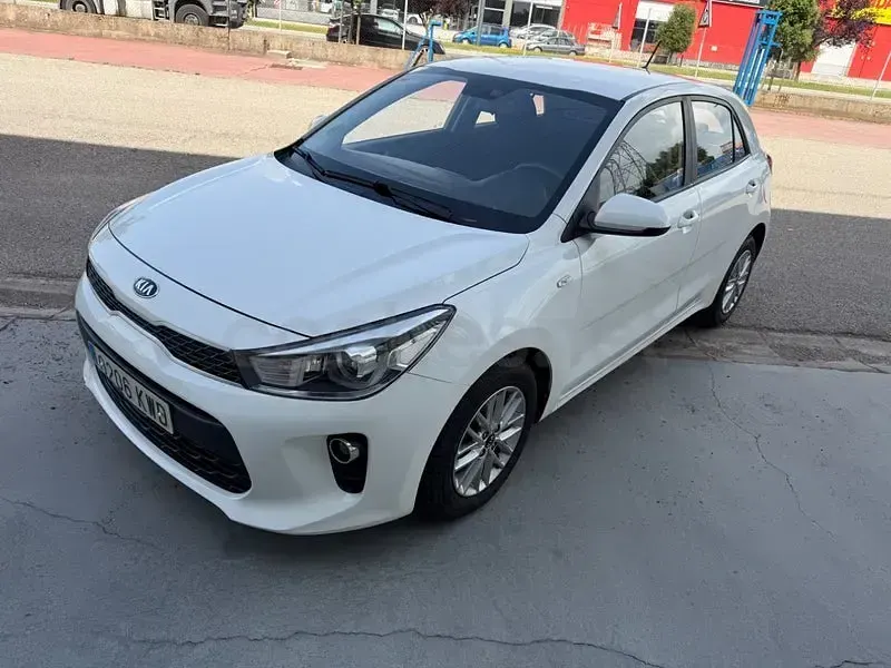 Usado Kia Rio GT-Line 100 CV (73 kW) 2019 Blanco Berlina
