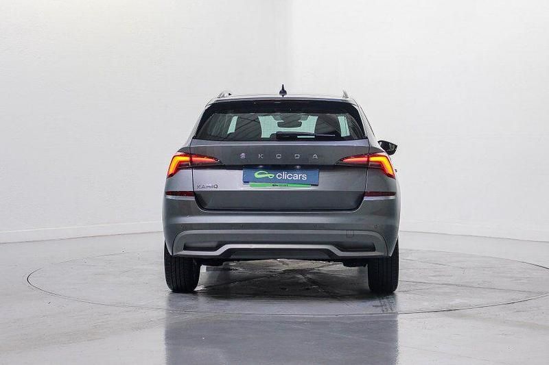 Usado Skoda Kamiq Selection 115 CV (84 kW) 2023 Gris SUV