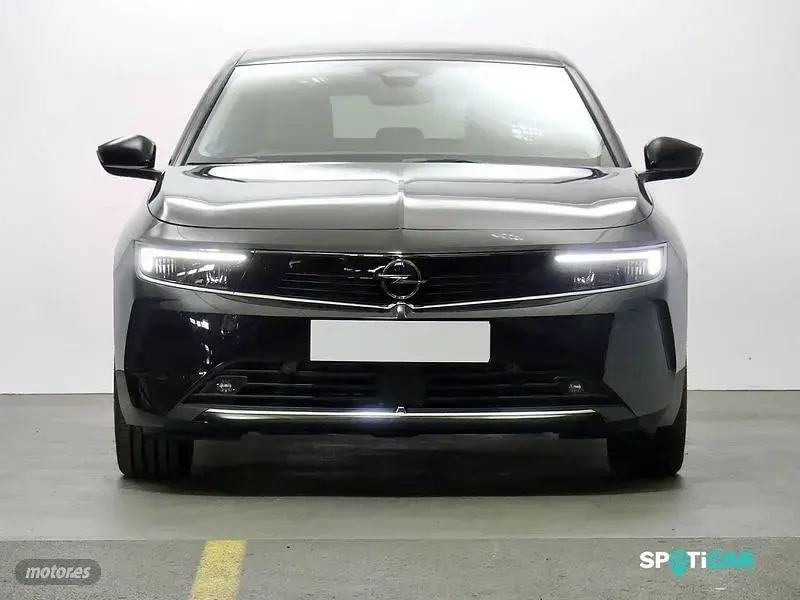 Usado Opel Astra Elegance 180 CV (132 kW) 2023 Negro Utilitario