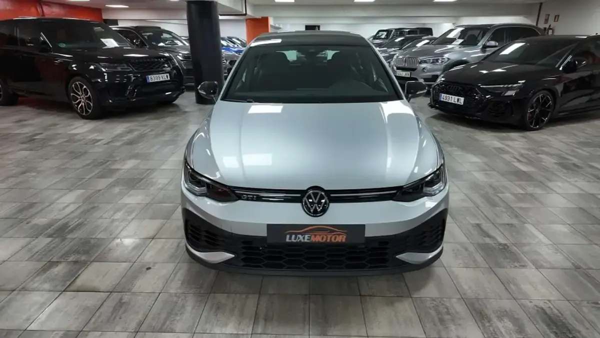 Usado VW Golf VIII GTI 300 CV (220 kW) 2023 Plateado Utilitario