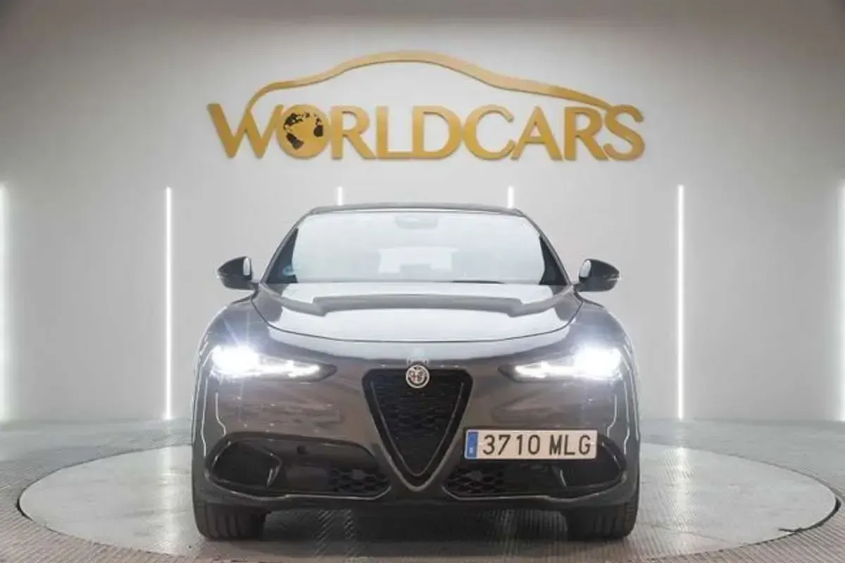 Usado Alfa Romeo Stelvio Veloce 209 CV (153 kW) 2023 Gris SUV