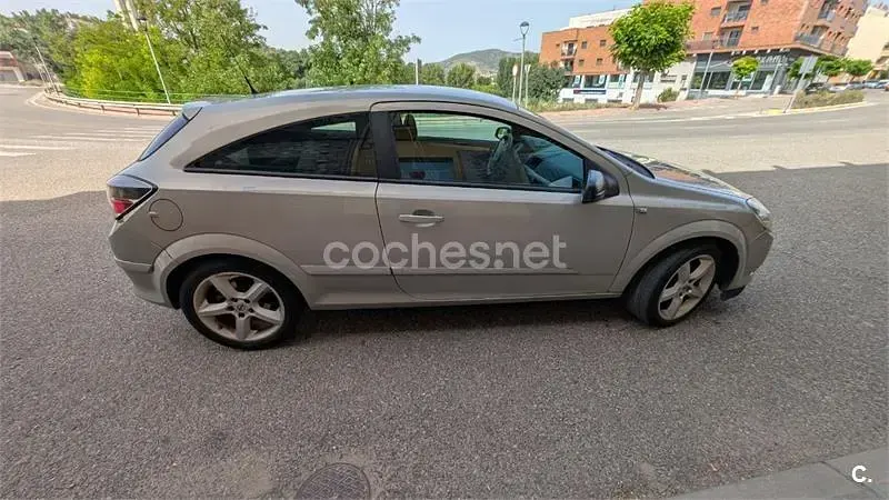Usado Opel Astra GTC Enjoy 100 CV (73 kW) 2005 Blanco Berlina