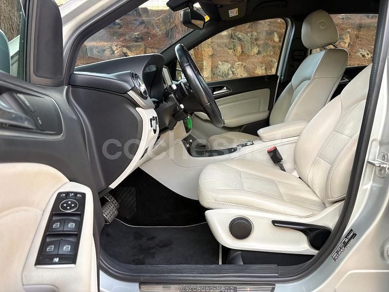 Usado Mercedes B200 136 CV (100 kW) 2015 Gris / plata Monovolumen