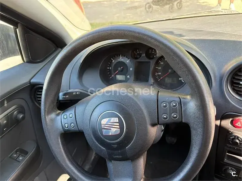 Usado Seat Ibiza 100 CV (73 kW) 2006 Gris / plata Utilitario