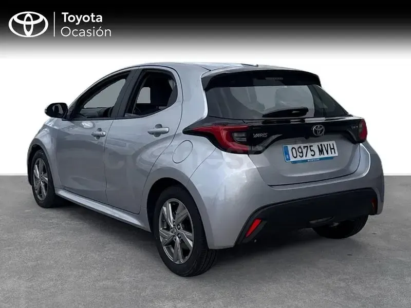 Usado Toyota Yaris Hybrid Active 116 CV (85 kW) 2024 Gris / plata Berlina