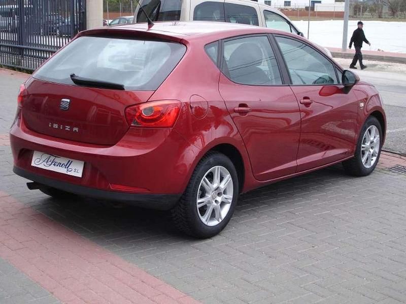 Usado Seat Ibiza Style 105 CV (77 kW) 2010 Rojo Utilitario