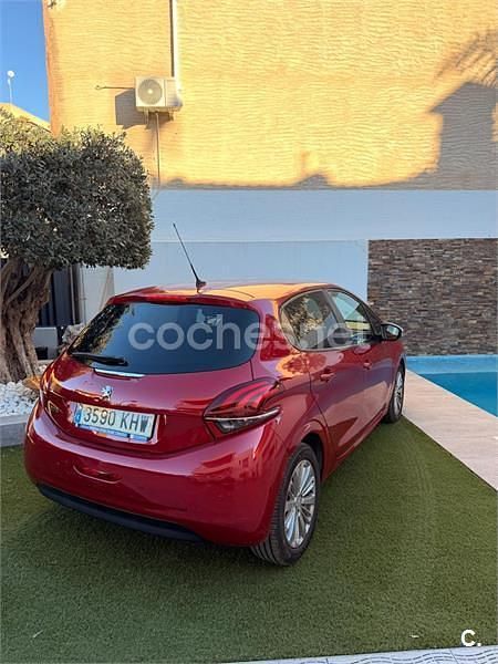 Usado Peugeot 208 Style 100 CV (73 kW) 2018 Rojo Utilitario