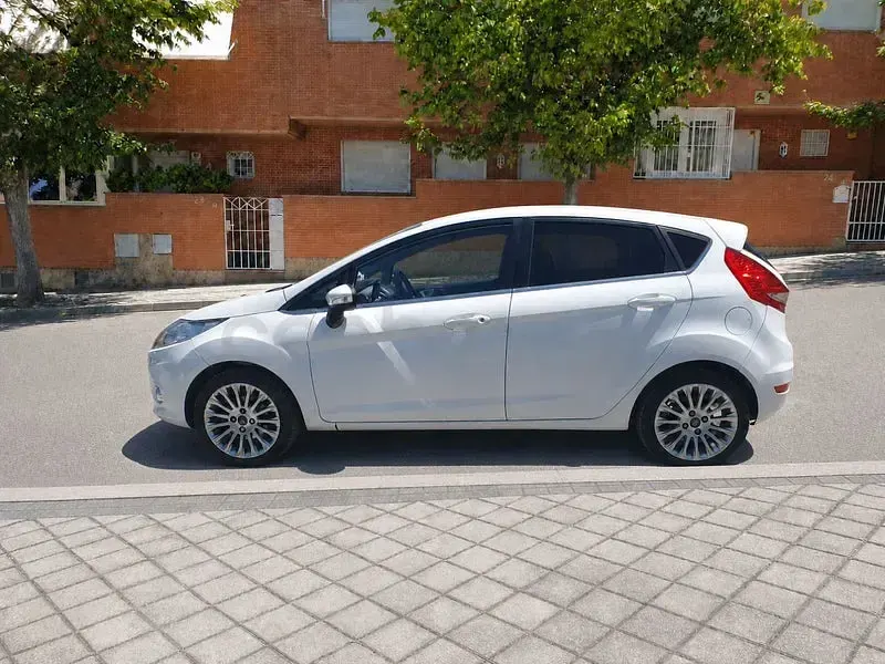 Usado Ford Fiesta Titanium 96 CV (70 kW) 2011 Blanco Berlina