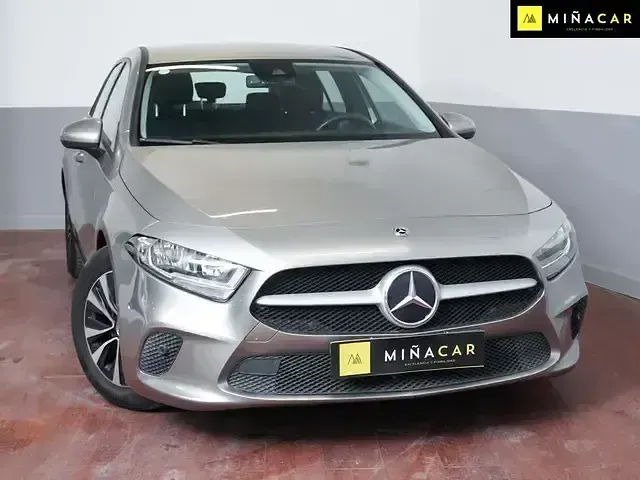Usado Mercedes A180 116 CV (85 kW) 2020 Gris Utilitario