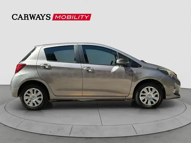 Usado Toyota Yaris Hybrid Active 100 CV (73 kW) 2014 Gris / plata Berlina