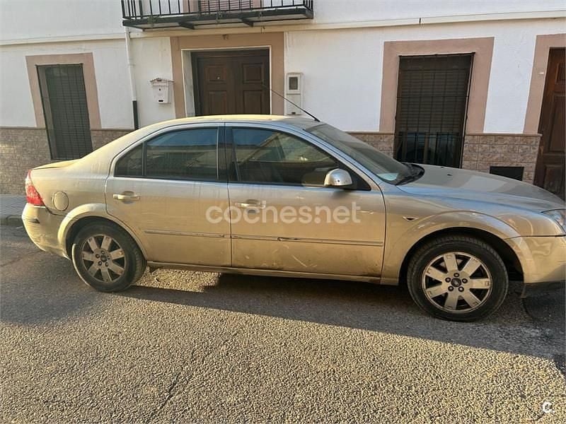 Usado Ford Mondeo Sport 130 CV (95 kW) 2003 Gris / plata Berlina