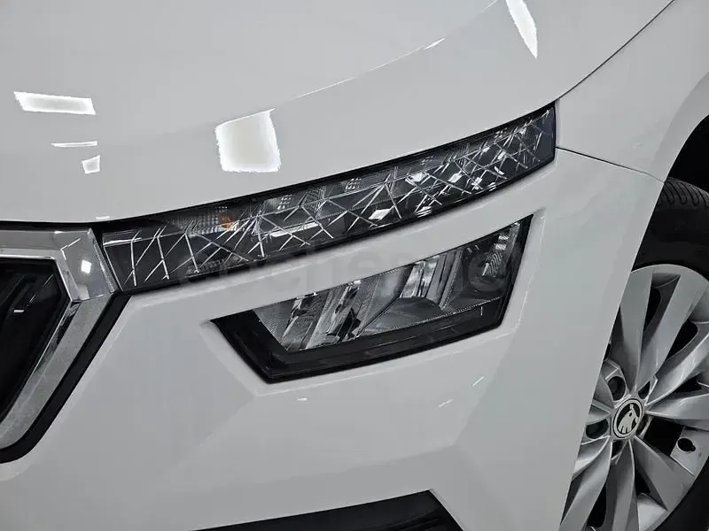 Usado Skoda Kamiq Ambition 110 CV (80 kW) 2021 Blanco SUV