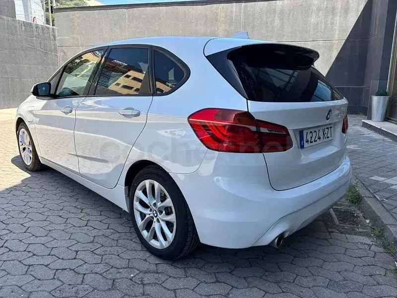 Käytetty BMW 225 Active Tourer iPerformance 224 HP (164 kW) 2019 Valkoinen Tila-auto