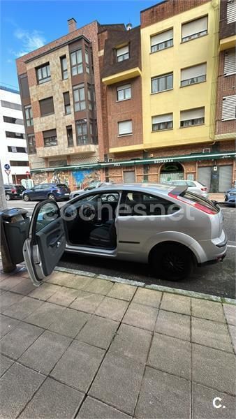 Gris / plata Usado 2005 Ford Focus Trend Berlina | 3150 € (Buen precio) - Imagen 1/4