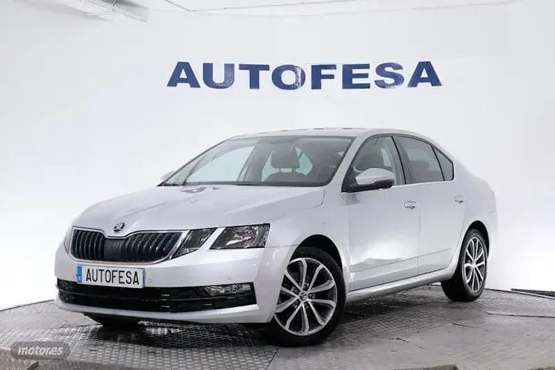 Usado Skoda Octavia 150 CV (110 kW) 2019 Plateado Berlina