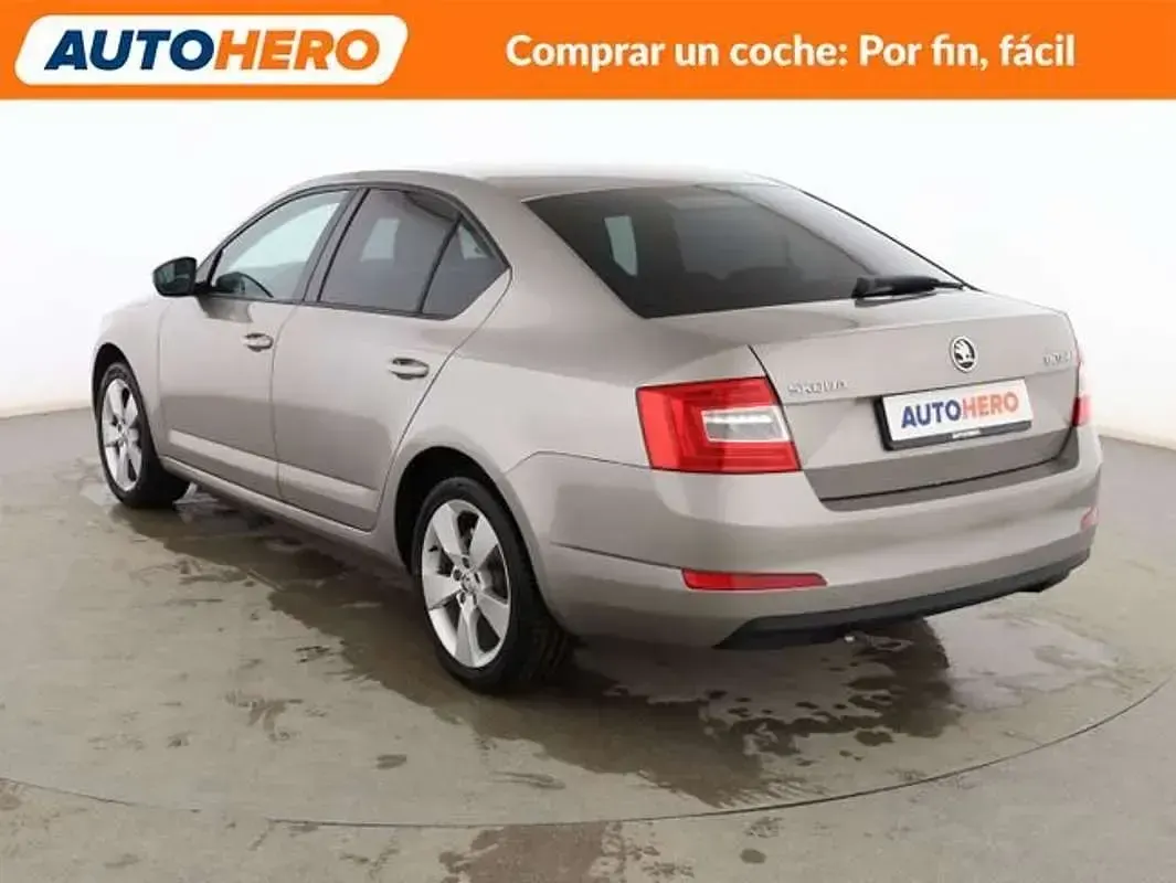 Usado Skoda Octavia Ambition 110 CV (80 kW) 2016 Amarillo Familiar