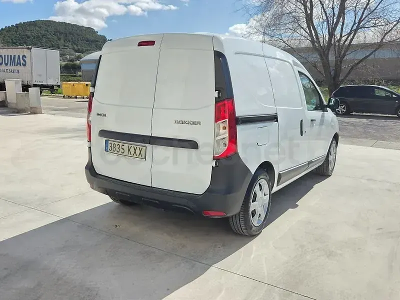 Usado Dacia Dokker Essentiel 102 CV (75 kW) 2019 Blanco Monovolumen
