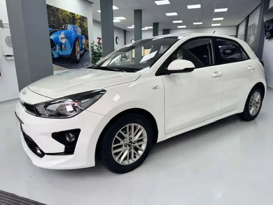 Usado Kia Rio 84 CV (61 kW) 2023 Blanco Utilitario
