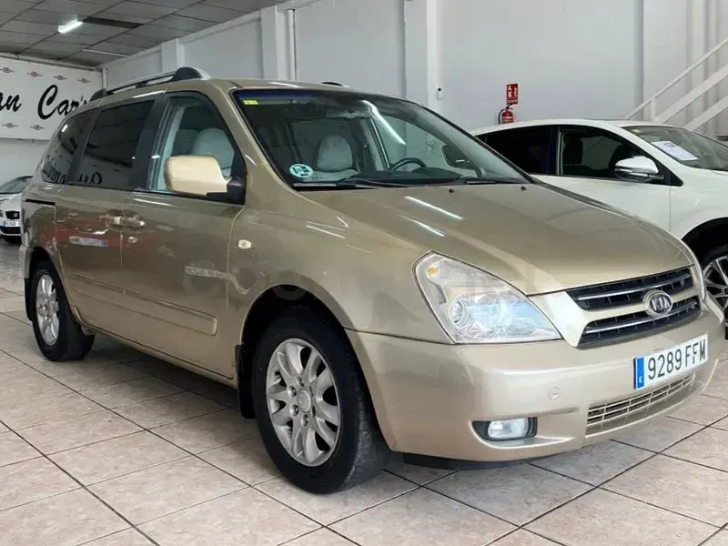 Usado Kia Carnival EX 185 CV (136 kW) 2006 Beige Monovolumen