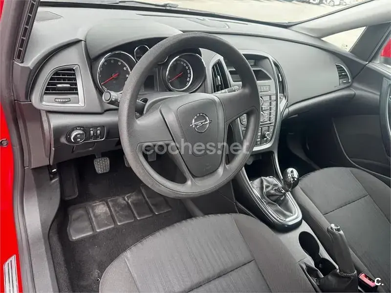 Usado Opel Astra Expression 100 CV (73 kW) 2011 Rojo Berlina