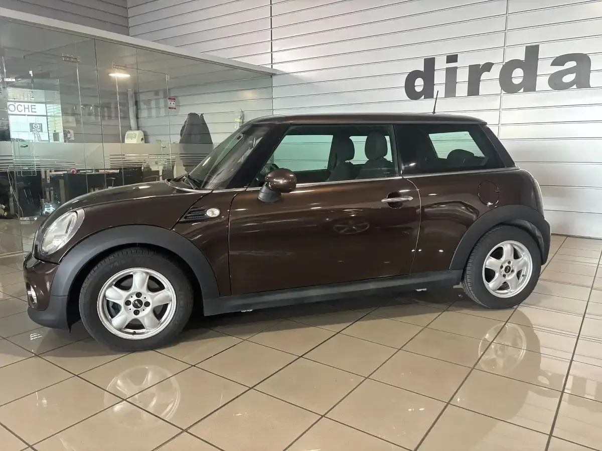 Usado Mini ONE 75 CV (55 kW) 2011 Marrón Utilitario