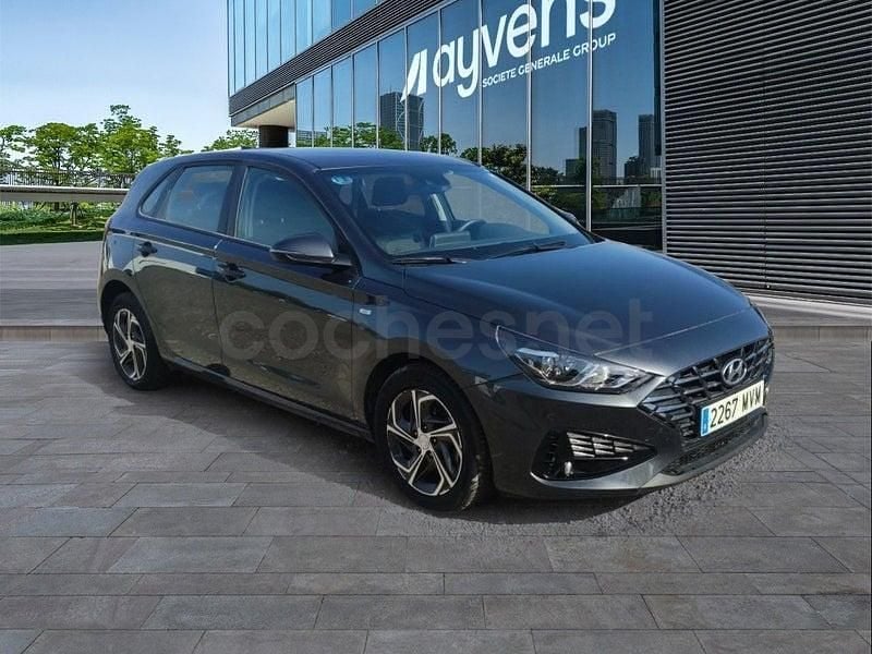 Usado Hyundai i30 100 CV (73 kW) 2024 Gris / plata Berlina