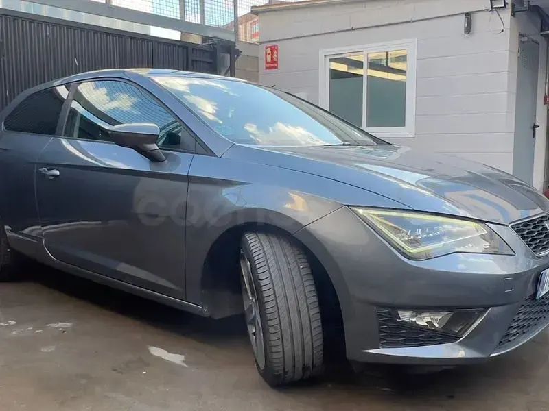 Usado Seat Leon FR 180 CV (132 kW) 2014 Gris / plata Berlina