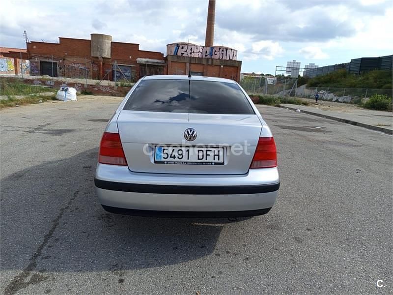 Usado VW Bora Conceptline 105 CV (77 kW) 2005 Gris / plata Berlina