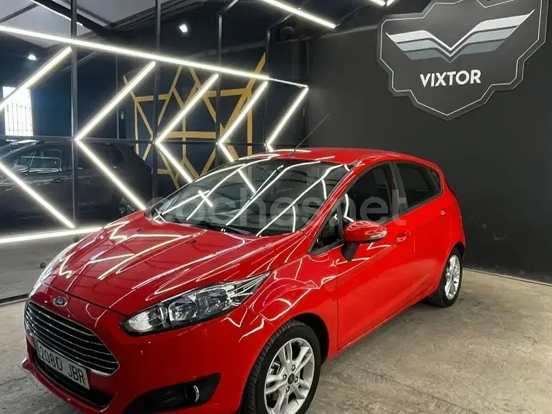 Usado Ford Fiesta Trend 82 CV (60 kW) 2014 Rojo Utilitario