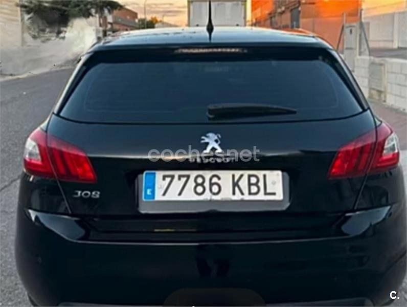 Usado Peugeot 308 Allure 120 CV (88 kW) 2017 Negro Berlina