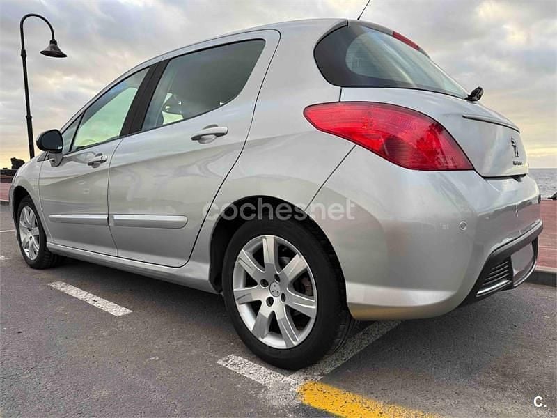 Usado Peugeot 308 Active 120 CV (88 kW) 2013 Gris / plata Berlina