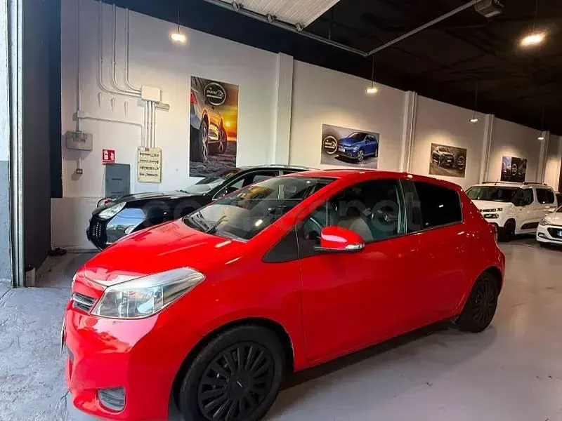 Usado Toyota Yaris Connect Style 101 CV (74 kW) 2011 Rojo Utilitario
