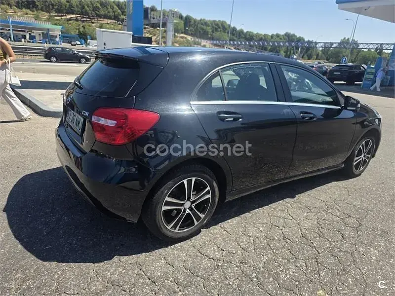 Usado Mercedes A180 Urban 109 CV (80 kW) 2013 Negro Utilitario