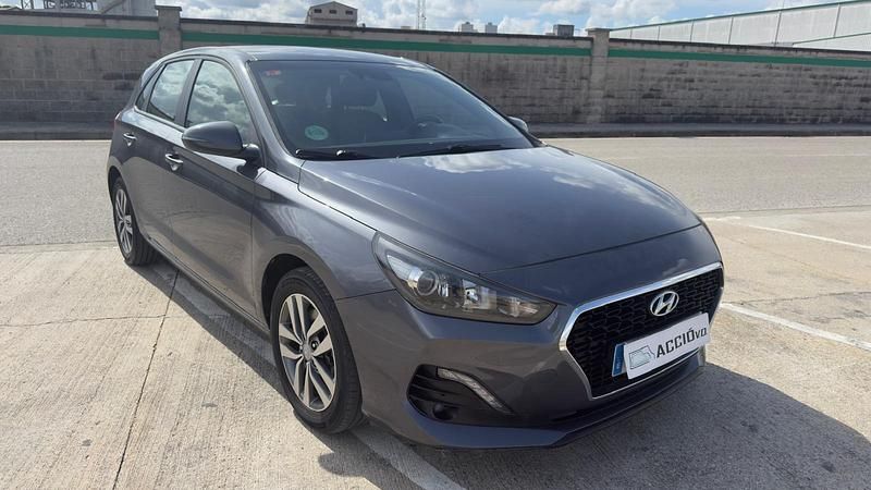 Usado Hyundai i30 116 CV (85 kW) 2019 Gris Berlina