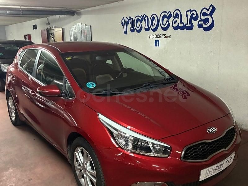 Usado Kia Ceed 100 CV (73 kW) 2014 Granate Utilitario