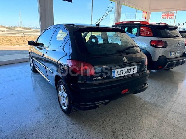 Usado Peugeot 206 70 CV (51 kW) 2005 Negro Berlina