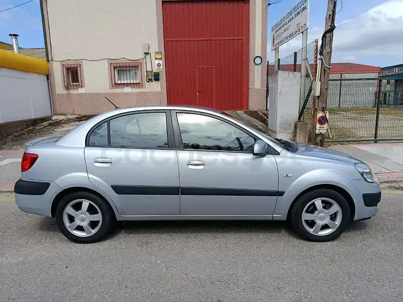 Usado Kia Rio EX 110 CV (80 kW) 2006 Gris / plata Berlina