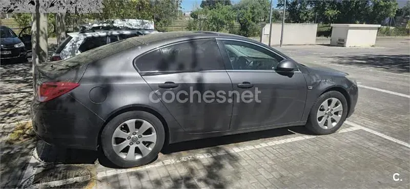 Usado Opel Insignia Essentia 130 CV (95 kW) 2010 Gris / plata Berlina