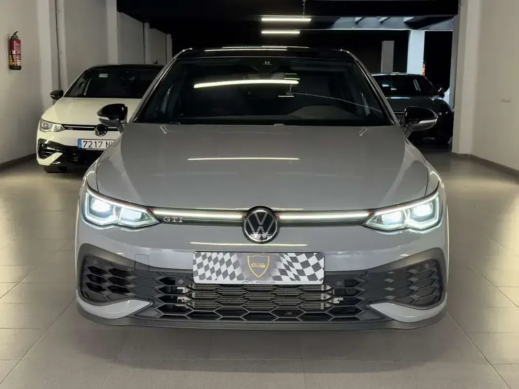 Usado VW Golf VIII GTI 300 CV (220 kW) 2022 Gris Utilitario