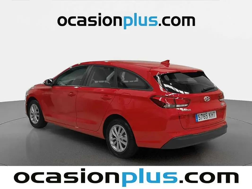 Usado Hyundai i30 120 CV (88 kW) 2018 Rojo Familiar