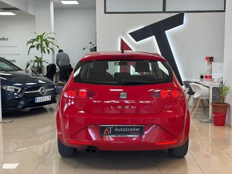 Usado Seat Leon Reference 125 CV (91 kW) 2010 Rojo Utilitario