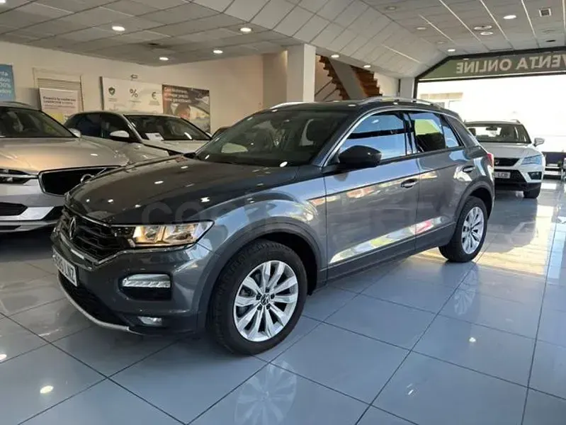 Usado VW T-Roc Advance 110 CV (80 kW) 2021 Gris / plata SUV