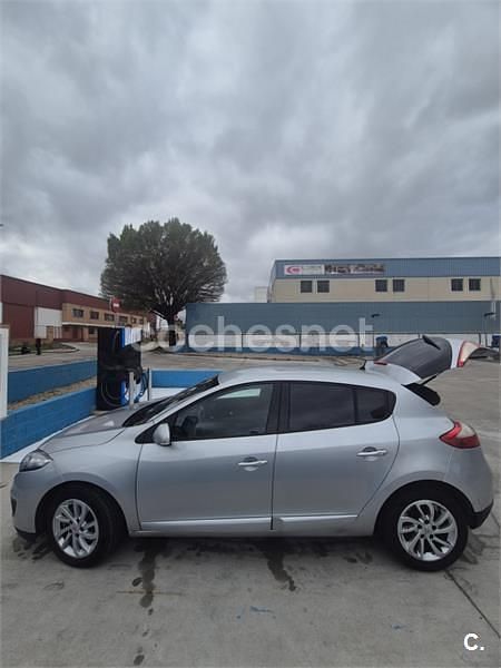 Usado Renault Mégane Dynamique 110 CV (80 kW) 2012 Gris / plata Berlina