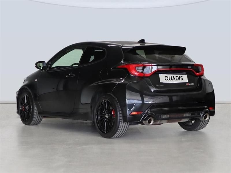 Usado Toyota Yaris 280 CV (205 kW) 2025 Negro Utilitario