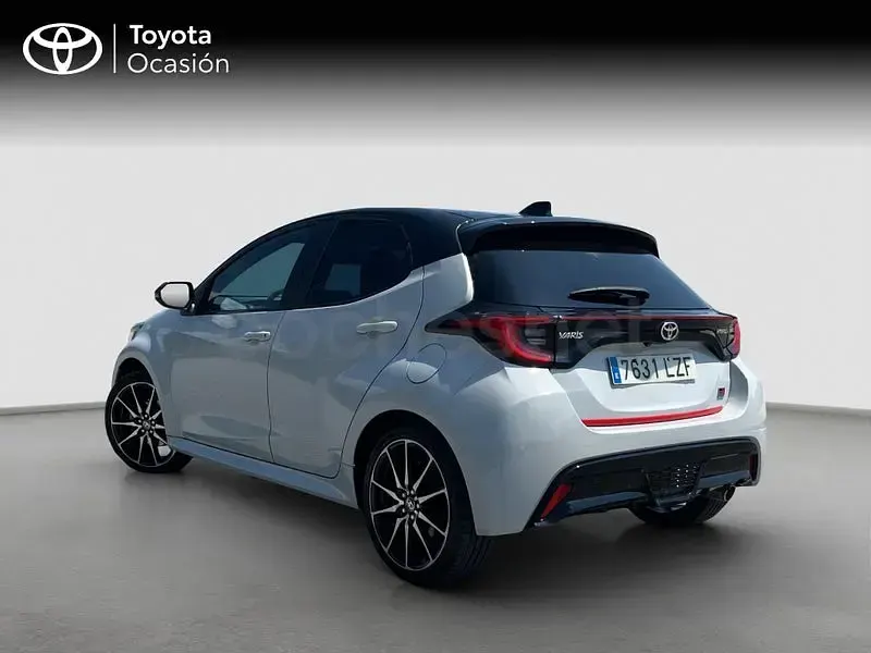 Usado Toyota Yaris Hybrid Sport 116 CV (85 kW) 2022 Gris / plata Berlina