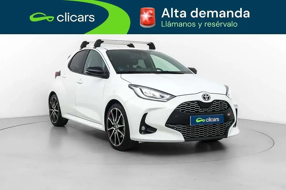 Usado Toyota Yaris Hybrid Sport 75 CV (55 kW) 2022 Blanco Berlina